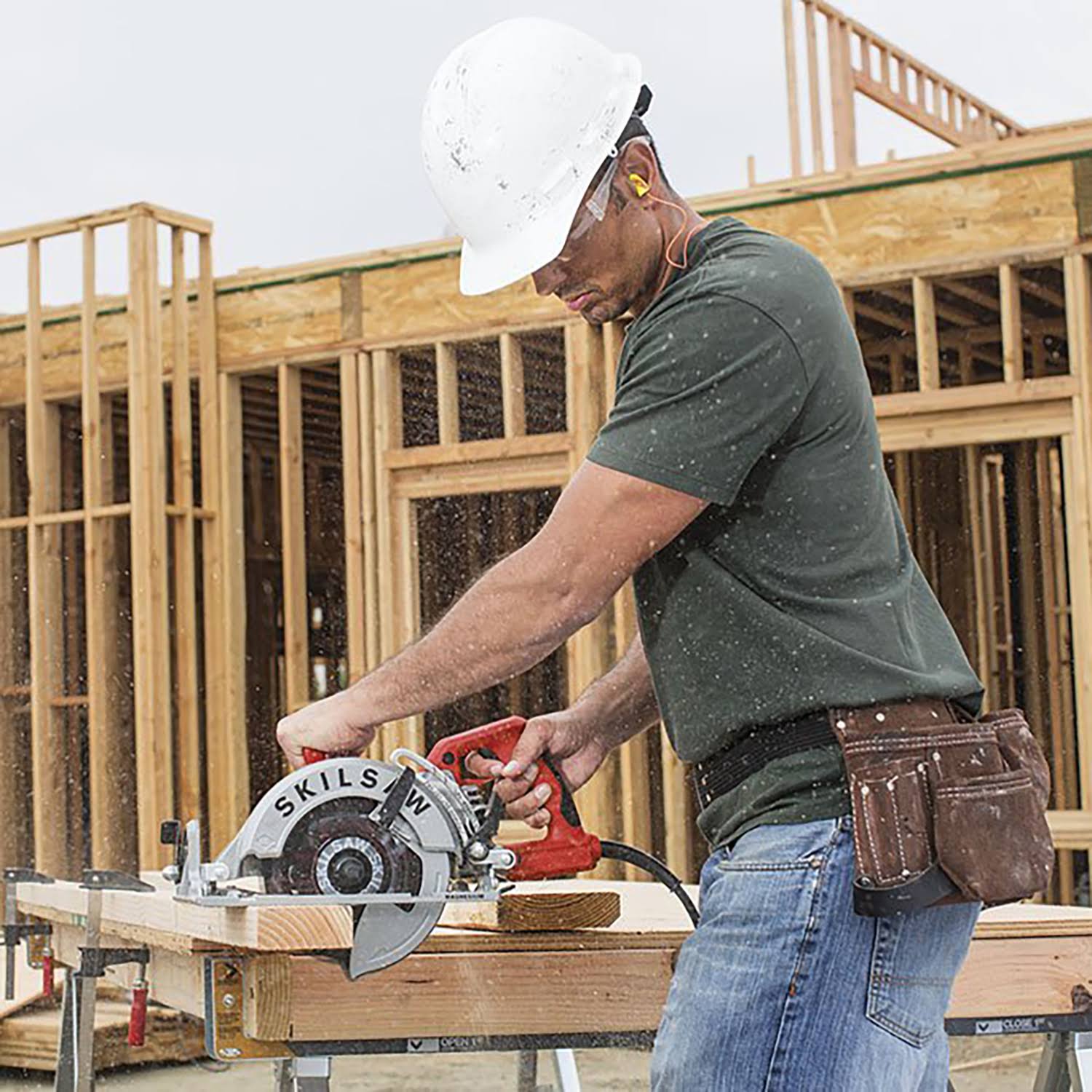 15-Amp Worm Drive Corded Circular Saw H8015