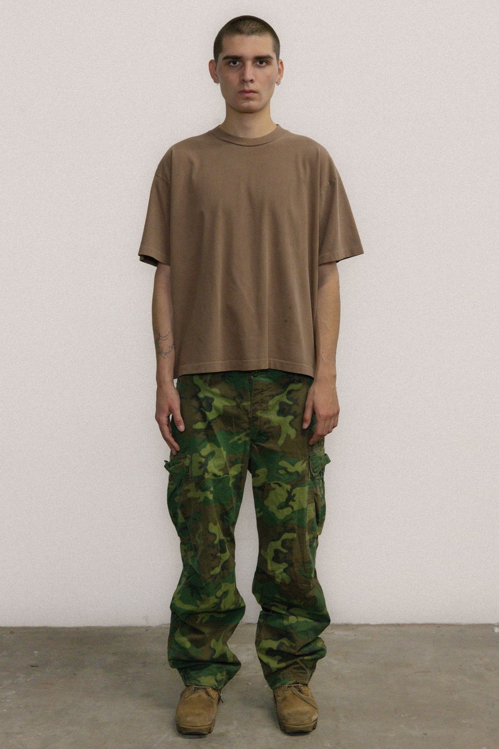 SEASON 6 SHORT SLEEVE TAUPE
