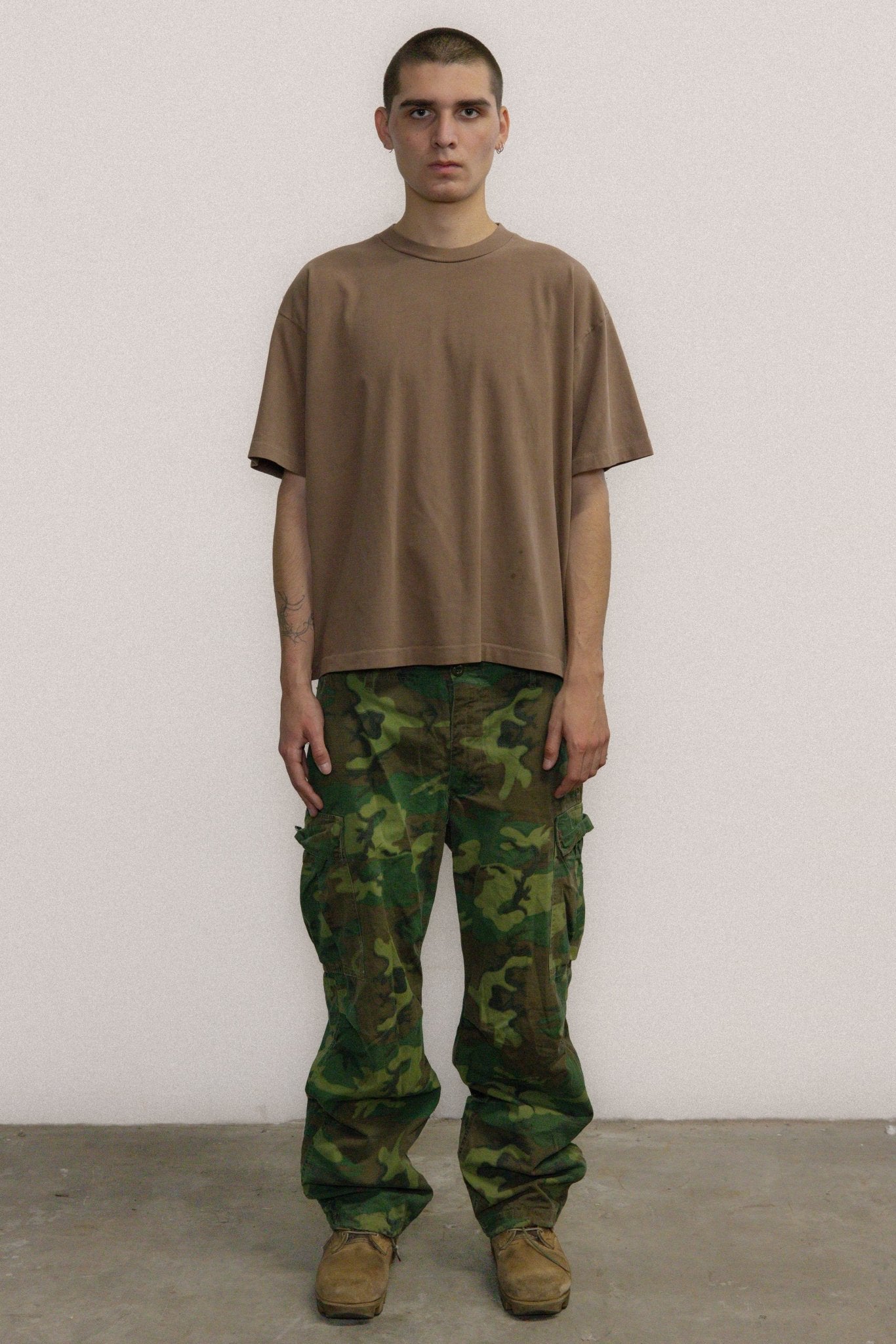 SEASON 6 SHORT SLEEVE TAUPE